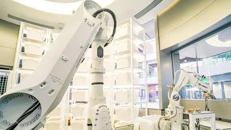 華為首個智能無人店開業(yè)，機械臂24小時賣手機
